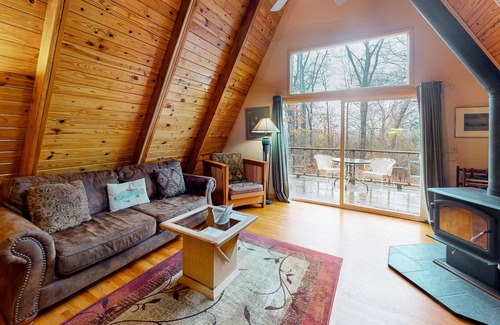Eureka Springs Cabin | Cabin near downtown with a loft, fireplace, shared pool, & AC