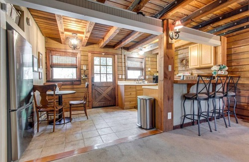 Franklin Apartment | Cabin Near Franklin w/Fire Pit & Picnic Area