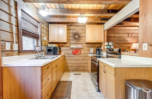 Franklin Apartment | Cabin Near Franklin w/Fire Pit & Picnic Area