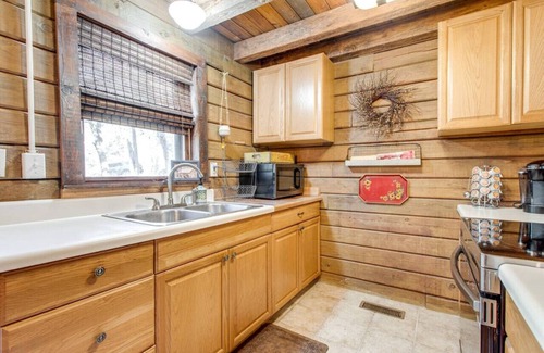 Franklin Apartment | Cabin Near Franklin w/Fire Pit & Picnic Area