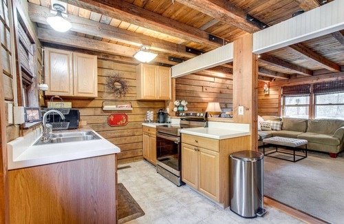 Franklin Apartment | Cabin Near Franklin w/Fire Pit & Picnic Area