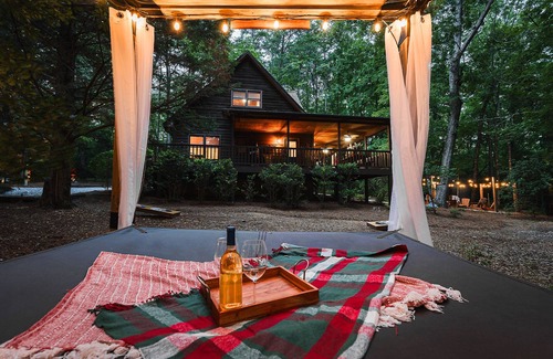 Sautee Nacoochee Cabin | Cabin Near Helen – Hot Tub - Fire Pit - Egg Chairs