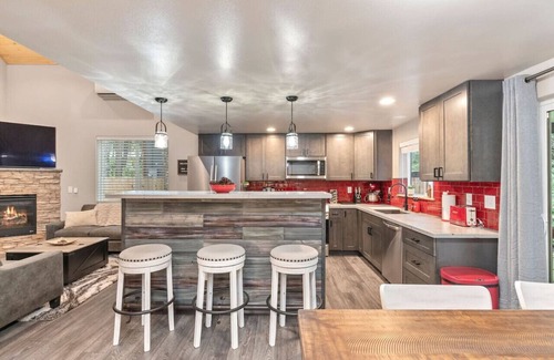 Paradise Estates Cabin | Cabin near Mt Rainier w/Jetted Tub, Hot Tub, EV!