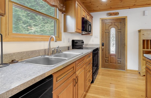 Townsend Cabin | Cabin near Smokys w/Free Attraction TIckets, pool table & mountain-view deck