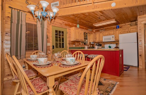 Wears Valley Cabin | Cabin Of Many Colors, Hot Tub, Mtn Views, Cozy Cabin Retreat in the Smokies!