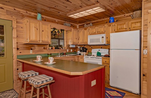 Wears Valley Cabin | Cabin Of Many Colors, Hot Tub, Mtn Views, Cozy Cabin Retreat in the Smokies!