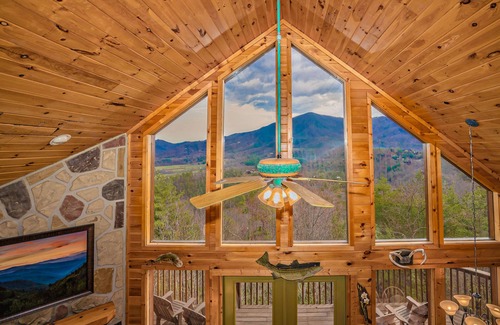 Wears Valley Cabin | Cabin Of Many Colors, Hot Tub, Mtn Views, Cozy Cabin Retreat in the Smokies!