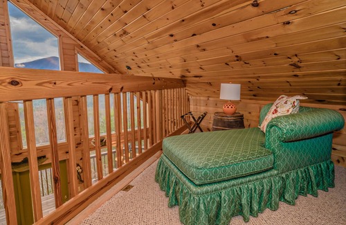 Wears Valley Cabin | Cabin Of Many Colors, Hot Tub, Mtn Views, Cozy Cabin Retreat in the Smokies!