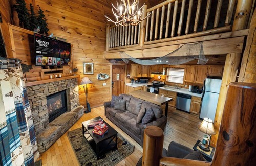 Sevierville Cabin | Cabin on a river/Prime Location/Hot-tub/Pet-friendly/Easy flat access & roads!