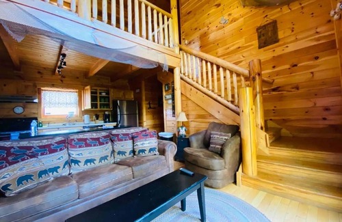 Sevierville Cabin | Cabin on a river/Prime Location/Hot-tub/Pet-friendly/Easy flat access & roads!