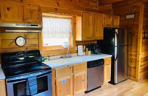 Sevierville Cabin | Cabin on a river/Prime Location/Hot-tub/Pet-friendly/Easy flat access & roads!