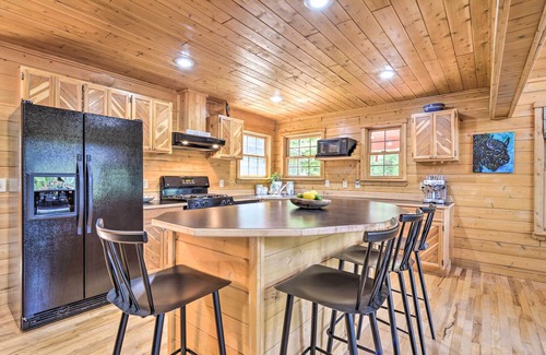 Coral Cabin | Cabin on Lake w/63 Acres & Trails + Guest House!