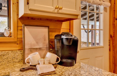 Rising Fawn Cabin | CABIN ON LAKE W/KAYAK, PADDLE BOAT, FIRE PIT, ARCADE & WIFI AT BASE OF MOUNTAIN