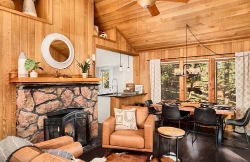 Cascade-Chipita Park Cabin | Cabin on Pikes Peak w Hot Tub, Fireplace, Fast Wifi!