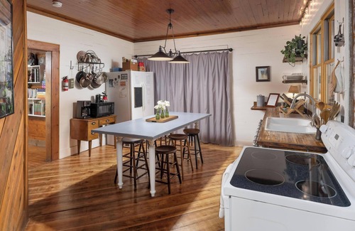 Rising Fawn Cabin | Cabin on the Crook: private, pet friendly residence alongside a nature preserve