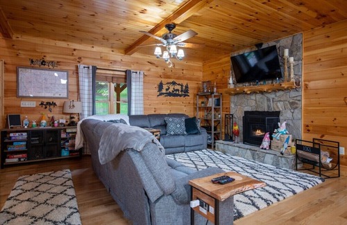 Suches Cabin | *Cabin* Pet Friendly|CreekFront|FirePit|HotTub