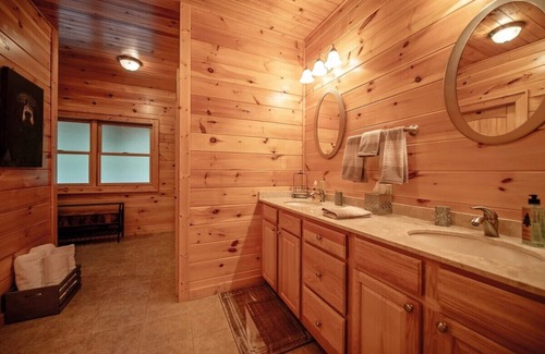 Suches Cabin | *Cabin* Pet Friendly|CreekFront|FirePit|HotTub