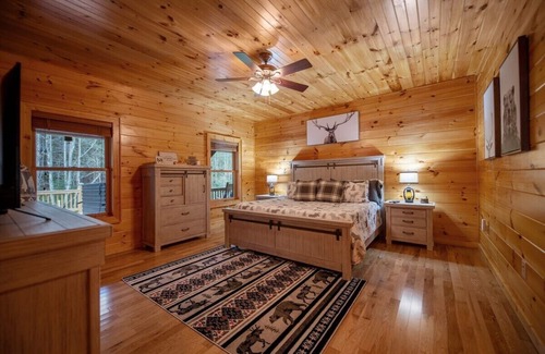 Suches Cabin | *Cabin* Pet Friendly|CreekFront|FirePit|HotTub