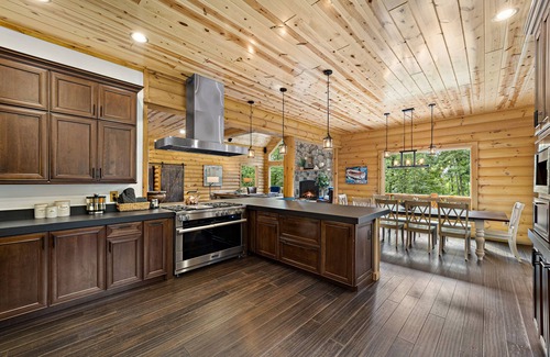 West Fairfax House | Cabin, Pool, Hot Tub, Wineries and Mountains Oh My!
