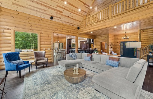 West Fairfax House | Cabin, Pool, Hot Tub, Wineries and Mountains Oh My!