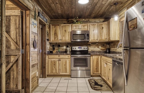 Caton Cabin | Cabin rental near Dollywood And Pigeon Forge with home game room-hot tub-Dog Friendly