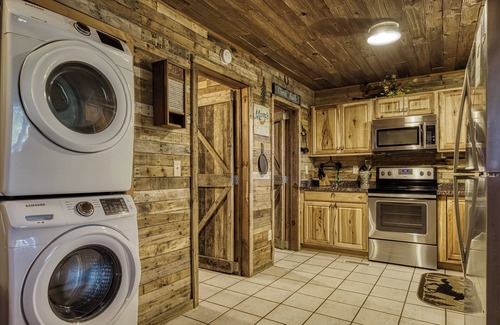 Caton Cabin | Cabin rental near Dollywood And Pigeon Forge with home game room-hot tub-Dog Friendly