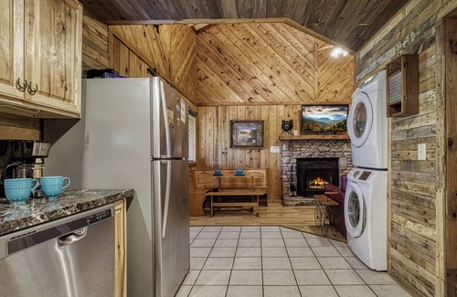 Caton Cabin | Cabin rental near Dollywood And Pigeon Forge with home game room-hot tub-Dog Friendly