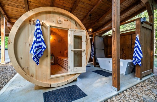Baxter Cabin | Cabin Retreat w/Sauna, Hot Tub, Fire Pits & Golf!