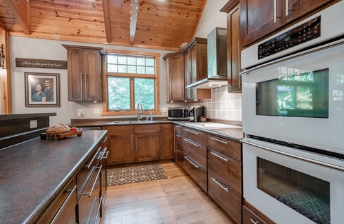 Comstock Cabin | Cabin Retreat - 90 minutes from Twin Cities - Can accommodate up to 10 people