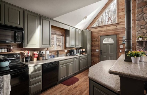Linden Cabin | Cabin Retreat in Virginia Wine Country – Hot Tub, Theater Room & Pet-Friendly