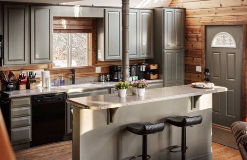 Linden Cabin | Cabin Retreat in Virginia Wine Country – Hot Tub, Theater Room & Pet-Friendly