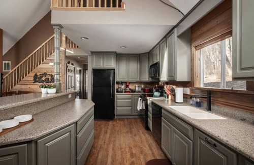 Linden Cabin | Cabin Retreat in Virginia Wine Country – Hot Tub, Theater Room & Pet-Friendly