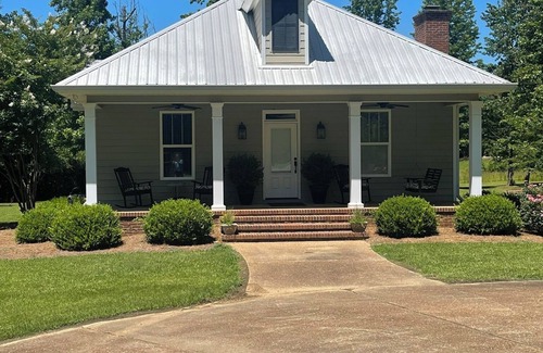 Langston House | Cabin retreat on beautiful Lake Guntersville! Perfect for families/fisherman!