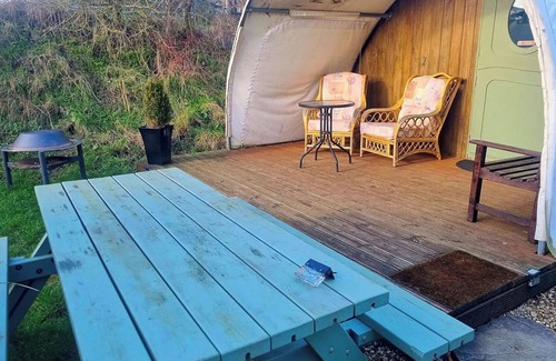 Winterbourne Stoke Cabin | Cabin - Sleeps 2 - Parking - Stonehenge Close