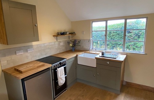 Ross-on-Wye Cabin | Cabin Sleeps 4 with Garden & Free Parking