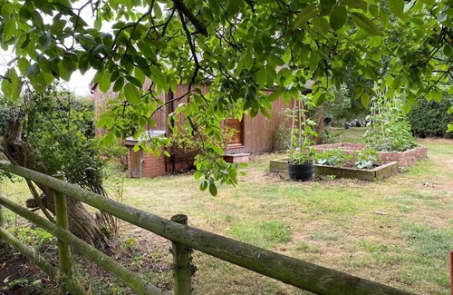 Ross-on-Wye Cabin | Cabin Sleeps 4 with Garden & Free Parking