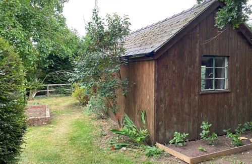 Ross-on-Wye Cabin | Cabin Sleeps 4 with Garden & Free Parking