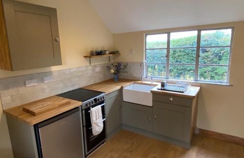 Ross-on-Wye House | Cabin Sleeps 4 with Garden & Free Parking
