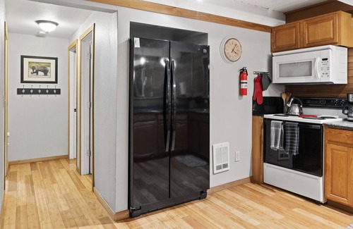 Ashford Ski Chalet | Cabin Vibes & Family Friendly w-Private Hot Tub Steps to Rainier