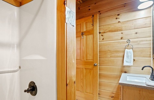 New Plymouth Cabin | Cabin w/Hot Tub and Fire Pit