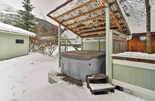 Alyeska Cottage | Cabin w/Hot Tub & Views: 1 Mile to Alyeska Resort