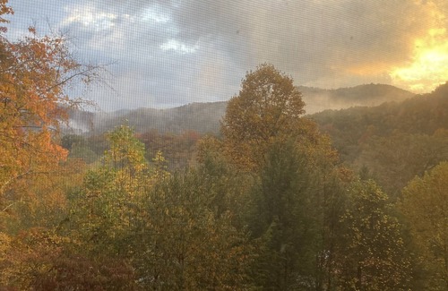 Hot Springs Cabin | Cabin with a view! Walk to Appalachian Trail