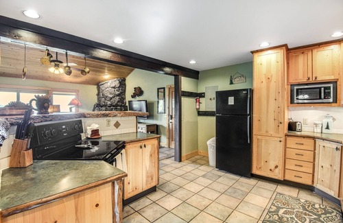 Estes Park Cabin | Cabin with an amazing mountain view, gas fireplace, two decks, & WiFi