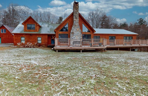 Stratton House | Cabin with gas fireplace, private washer/dryer, central AC, cable & fast WiFi