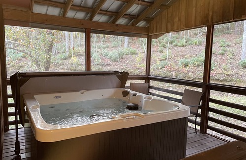 Murphy Cabin | Cabin with Hot Tub Firepit and Fireplace near waterfalls, wineries on 1.25 acres