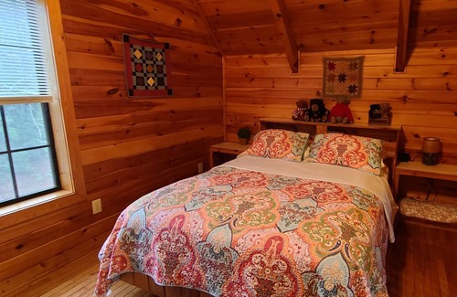 Bear Den Cabin | Cabin with Hot Tub 1 MI to Blue Ridge Parkway