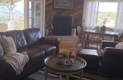 Elgin House | Cabin with Lake View -Upgraded Solar - Offgrid