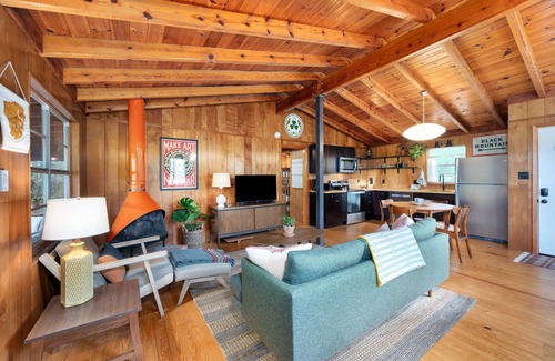 Ridgecrest Cabin | Cabin with Mountain View, Fireplace, Screened Porch and Fire Pit near Asheville