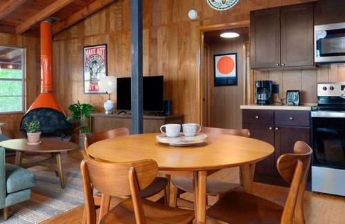 Ridgecrest Cabin | Cabin with Mountain View, Fireplace, Screened Porch and Fire Pit near Asheville