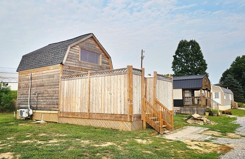 Dry Ridge Cabin | Cabin with Private HOT TUB! 8 minutes to Ark Encounter!